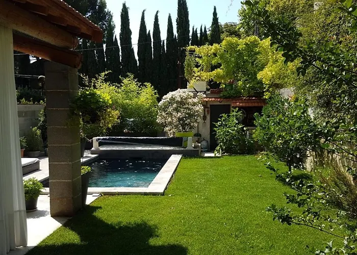 Mas De Ville Avec Piscine Dans Son Cocon De Verdure - Esprit Industriel