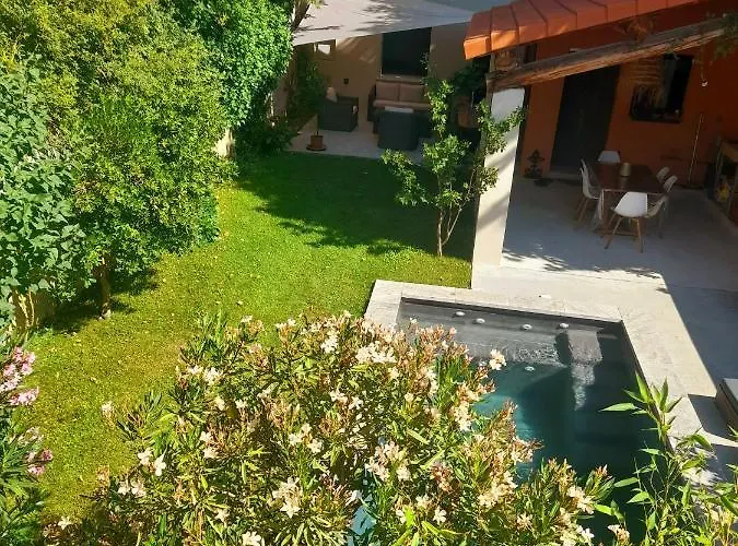 Mas De Ville Avec Piscine Dans Son Cocon De Verdure - Esprit Industriel
